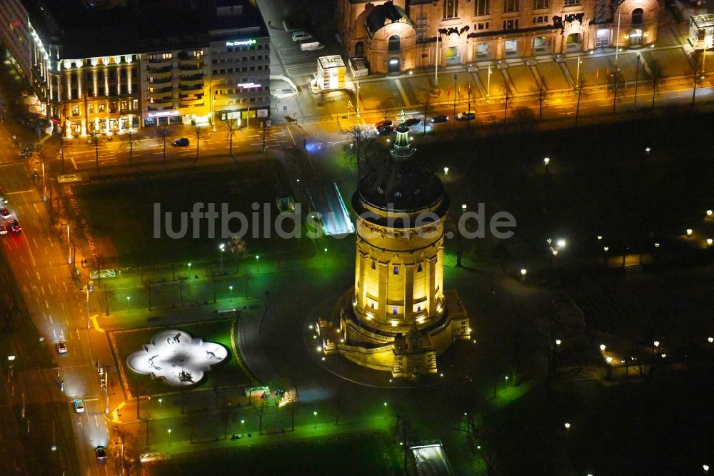 Mannheim bei Nacht von oben - Nachtluftbild Industriedenkmal Wasserturm in Mannheim im Bundesland Baden-Württemberg, Deutschland