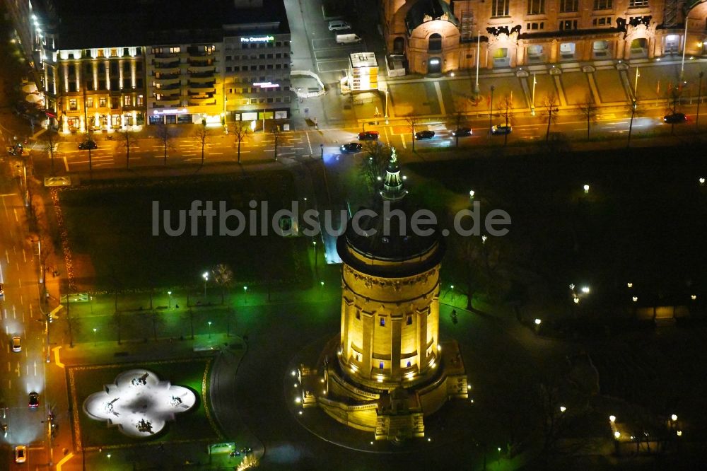 Mannheim bei Nacht aus der Vogelperspektive: Nachtluftbild Industriedenkmal Wasserturm in Mannheim im Bundesland Baden-Württemberg, Deutschland