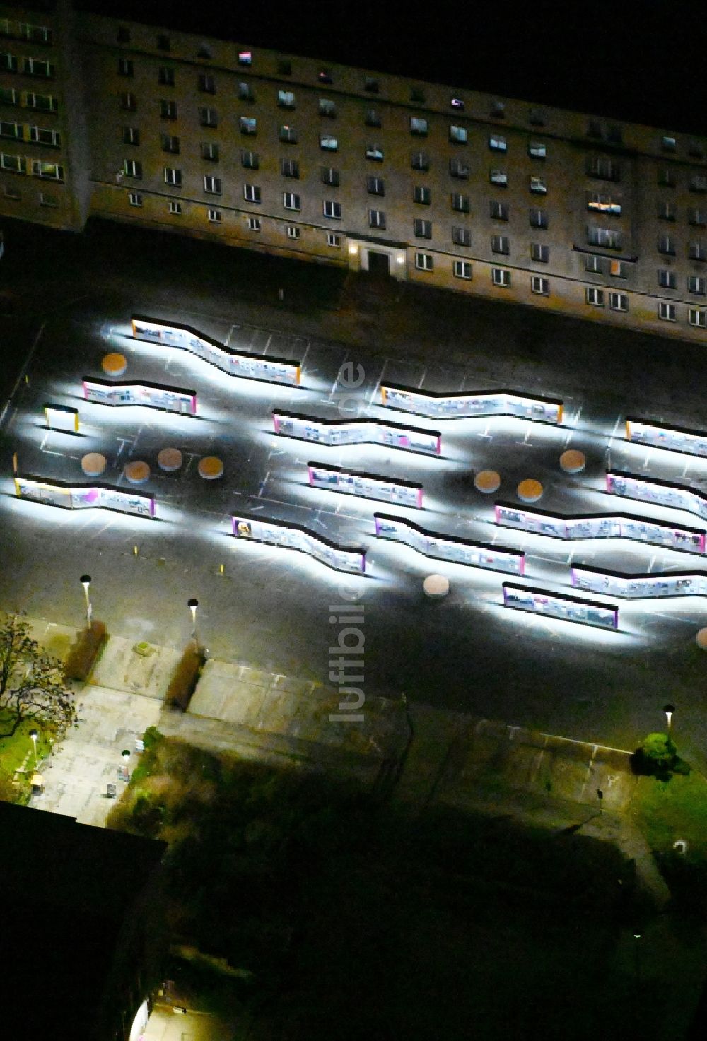 Nachtluftbild Berlin - Nachtluftbild Innenhofaustellung Gebäudekomplex der Stasi-Gedenkstätte Ministerium für Staatssicherheit der DDR in Berlin, Deutschland