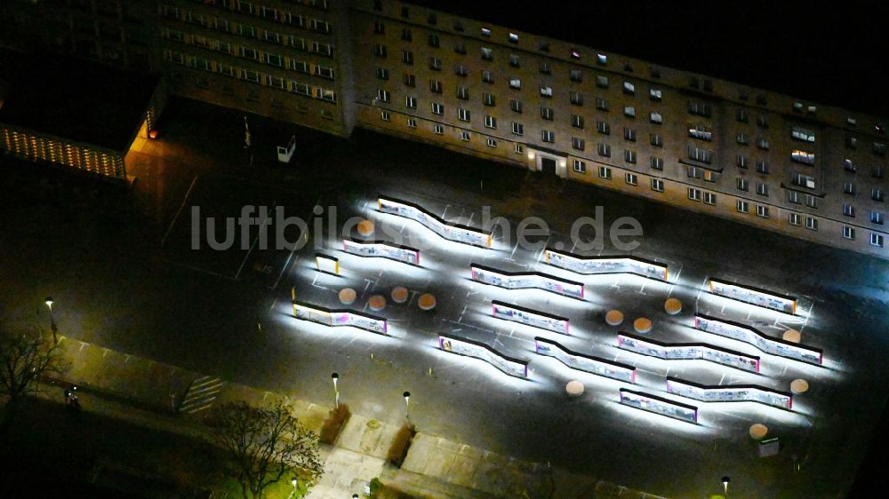 Nacht-Luftaufnahme Berlin - Nachtluftbild Innenhofaustellung Gebäudekomplex der Stasi-Gedenkstätte Ministerium für Staatssicherheit der DDR in Berlin, Deutschland