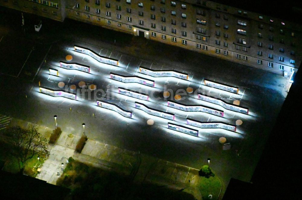 Berlin bei Nacht von oben - Nachtluftbild Innenhofaustellung Gebäudekomplex der Stasi-Gedenkstätte Ministerium für Staatssicherheit der DDR in Berlin, Deutschland
