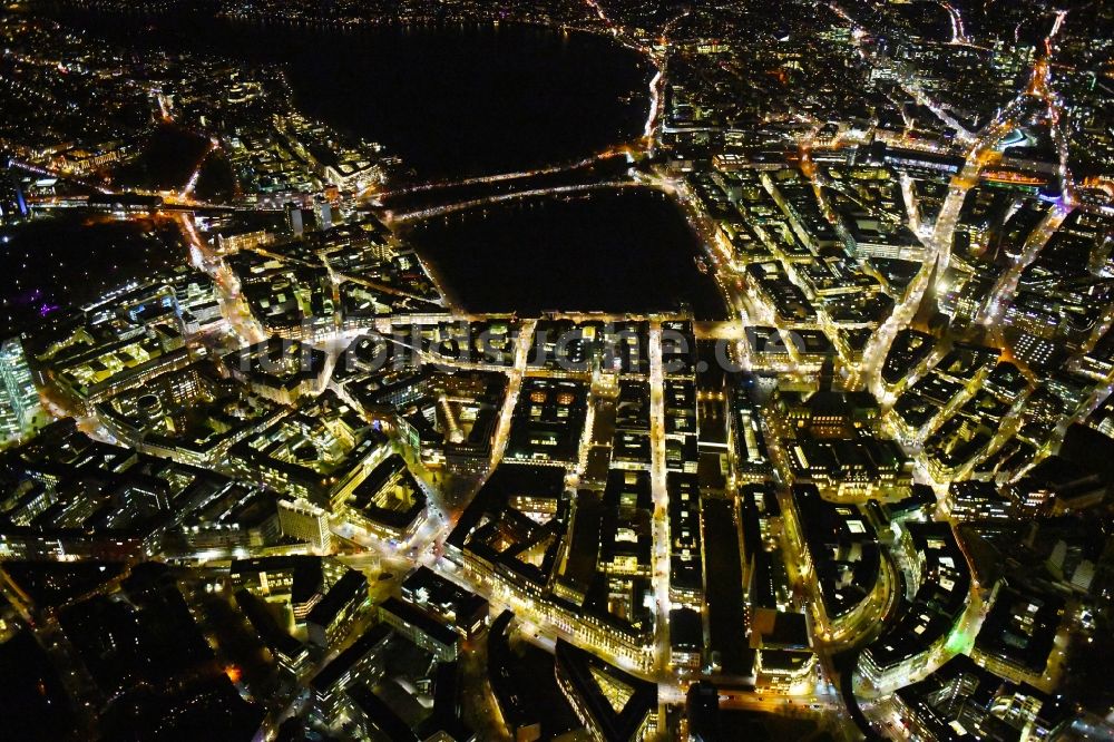 Nachtluftbild Hamburg - Nachtluftbild Innenstadtbereich im Altstdt- Zentrum in Hamburg, Deutschland
