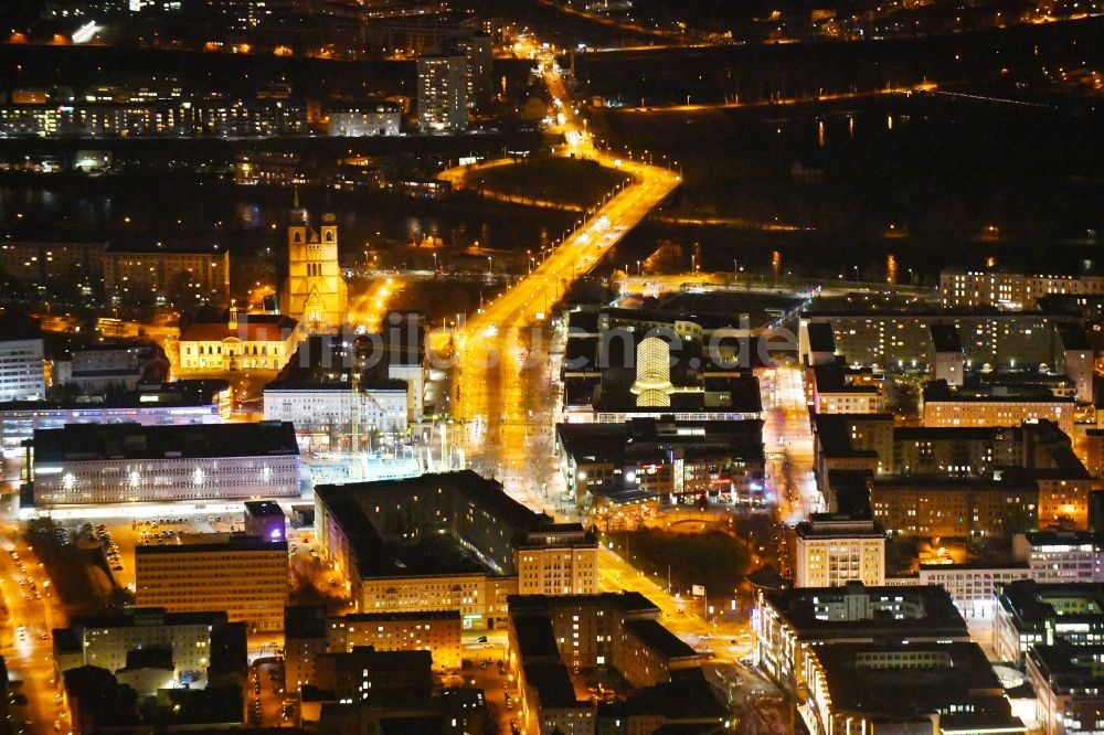 Nacht-Luftaufnahme Magdeburg - Nachtluftbild Innenstadtbereich entlang der Ernst-Reuter-Allee im Ortsteil Zentrum in Magdeburg im Bundesland Sachsen-Anhalt, Deutschland