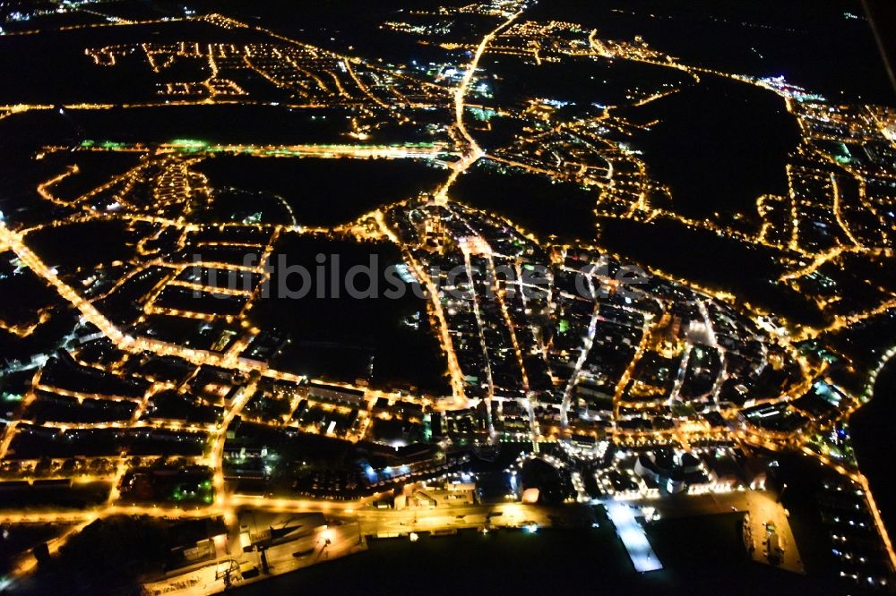 Nachtluftbild Stralsund - Nachtluftbild Innenstadtbereich in Stralsund im Bundesland Mecklenburg-Vorpommern, Deutschland