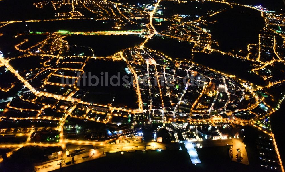 Nacht-Luftaufnahme Stralsund - Nachtluftbild Innenstadtbereich in Stralsund im Bundesland Mecklenburg-Vorpommern, Deutschland