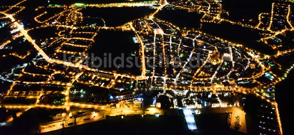 Stralsund bei Nacht von oben - Nachtluftbild Innenstadtbereich in Stralsund im Bundesland Mecklenburg-Vorpommern, Deutschland