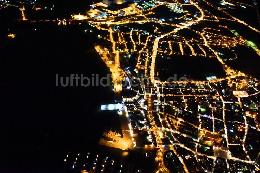 Stralsund bei Nacht aus der Vogelperspektive: Nachtluftbild Innenstadtbereich in Stralsund im Bundesland Mecklenburg-Vorpommern, Deutschland