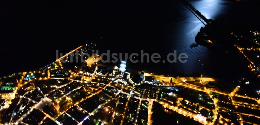 Stralsund bei Nacht von oben - Nachtluftbild Innenstadtbereich in Stralsund im Bundesland Mecklenburg-Vorpommern, Deutschland