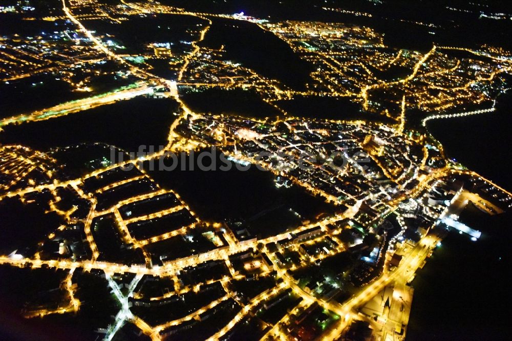 Nachtluftbild Stralsund - Nachtluftbild Innenstadtbereich in Stralsund im Bundesland Mecklenburg-Vorpommern, Deutschland