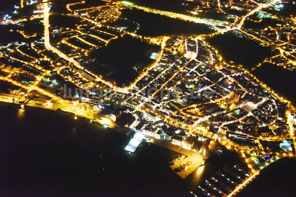 Nacht-Luftaufnahme Stralsund - Nachtluftbild Innenstadtbereich in Stralsund im Bundesland Mecklenburg-Vorpommern, Deutschland
