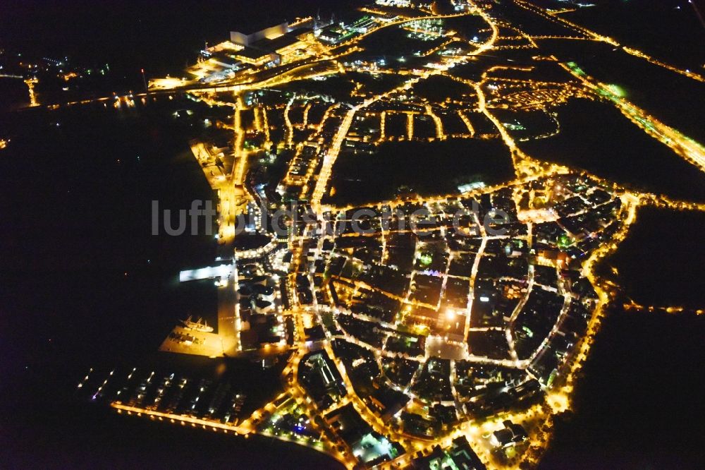 Stralsund bei Nacht aus der Vogelperspektive: Nachtluftbild Innenstadtbereich in Stralsund im Bundesland Mecklenburg-Vorpommern, Deutschland