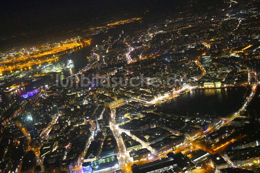 Nacht-Luftaufnahme Hamburg - Nachtluftbild Innenstadtbereich an den Uferbereichen der Binnenalster in Hamburg, Deutschland