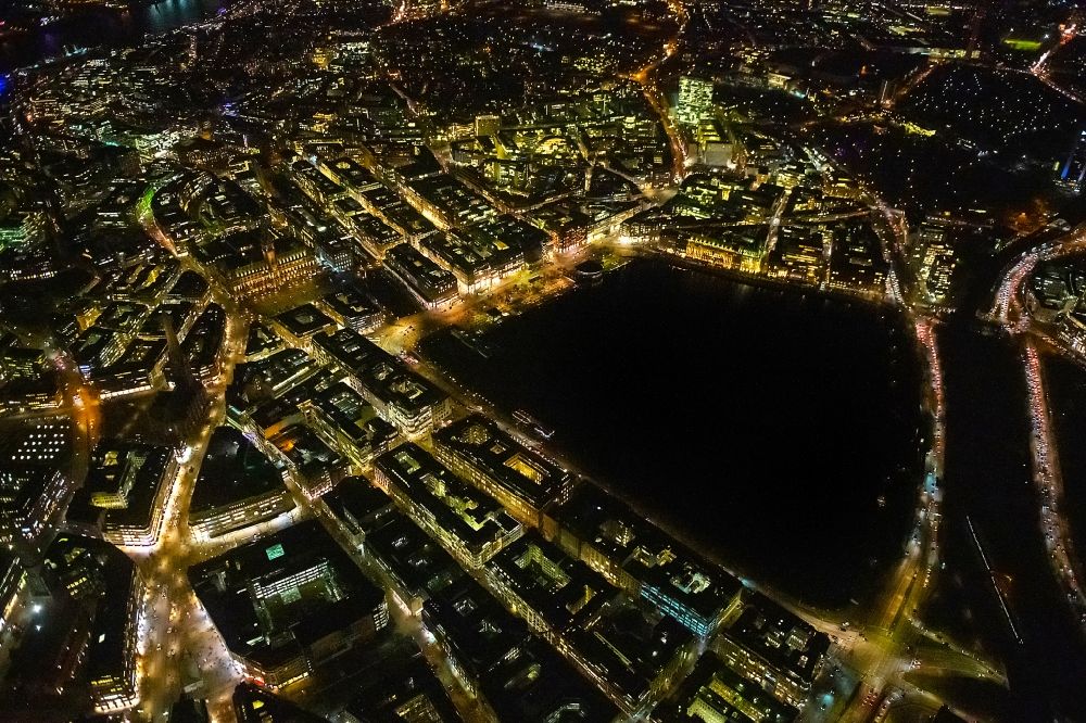 Nachtluftbild Hamburg - Nachtluftbild Innenstadtbereich an den Uferbereichen der Binnenalster in Hamburg, Deutschland