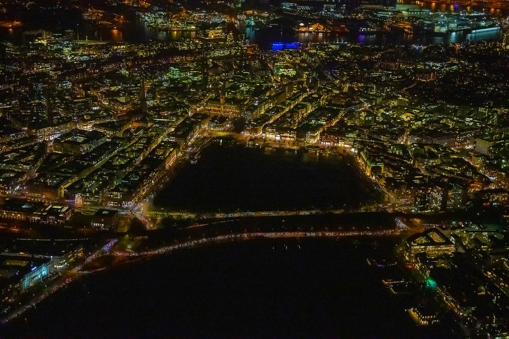 Nacht-Luftaufnahme Hamburg - Nachtluftbild Innenstadtbereich an den Uferbereichen der Binnenalster in Hamburg, Deutschland