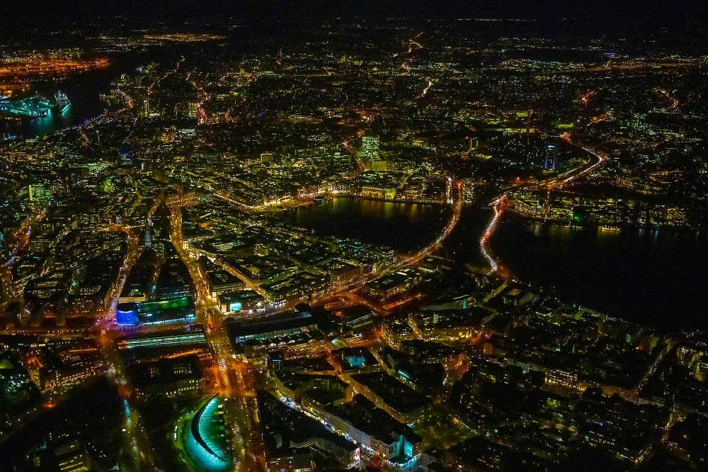 Hamburg bei Nacht von oben - Nachtluftbild Innenstadtbereich an den Uferbereichen der Binnenalster in Hamburg, Deutschland