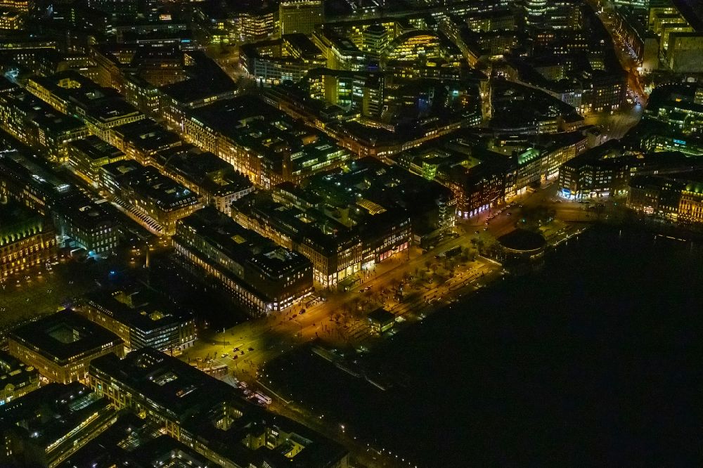 Hamburg bei Nacht aus der Vogelperspektive: Nachtluftbild Innenstadtbereich an den Uferbereichen der Binnenalster in Hamburg, Deutschland