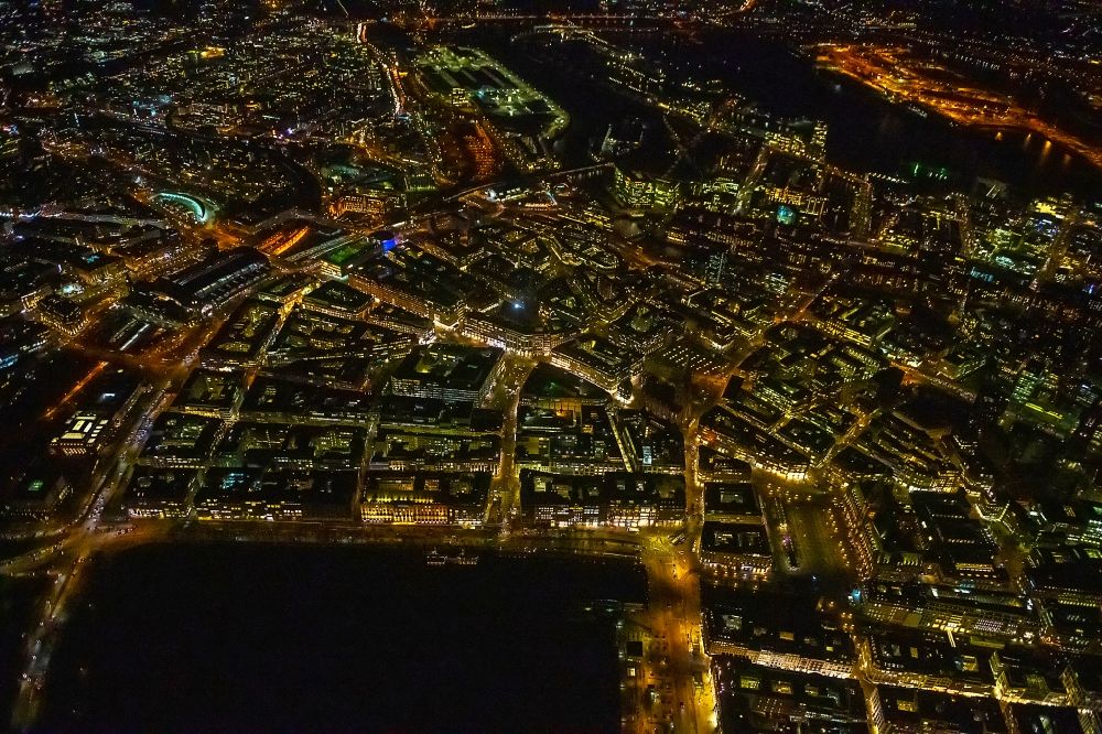 Hamburg bei Nacht von oben - Nachtluftbild Innenstadtbereich an den Uferbereichen der Binnenalster in Hamburg, Deutschland
