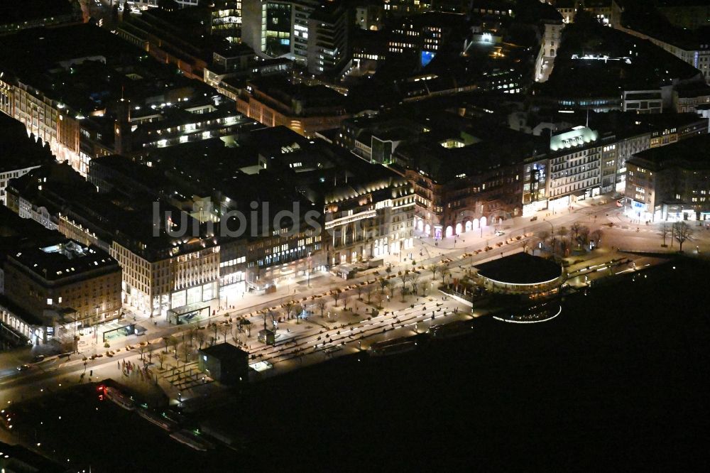 Hamburg bei Nacht aus der Vogelperspektive: Nachtluftbild Innenstadtbereich an den Uferbereichen der Binnenalster in Hamburg, Deutschland