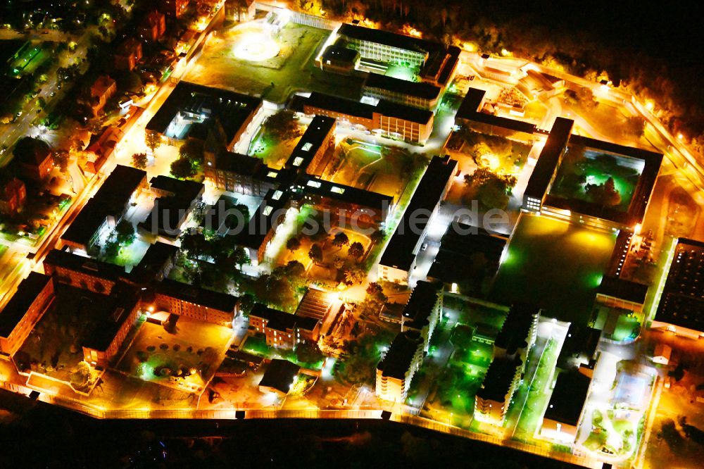 Berlin bei Nacht aus der Vogelperspektive: Nachtluftbild Justizvollzugsanstalt JVA Tegel im Ortsteil Reinickendorf in Berlin, Deutschland