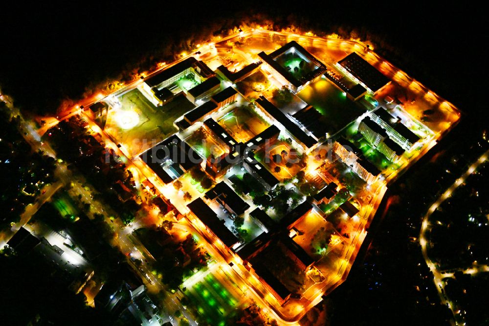 Berlin bei Nacht von oben - Nachtluftbild Justizvollzugsanstalt JVA Tegel im Ortsteil Reinickendorf in Berlin, Deutschland