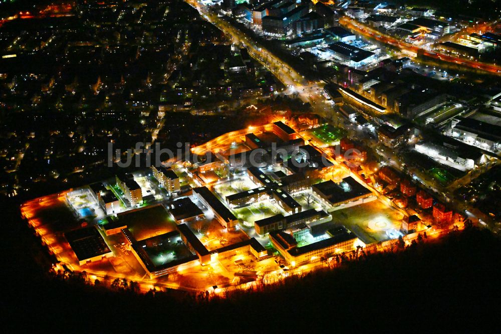 Nacht-Luftaufnahme Berlin - Nachtluftbild Justizvollzugsanstalt JVA Tegel im Ortsteil Reinickendorf in Berlin, Deutschland