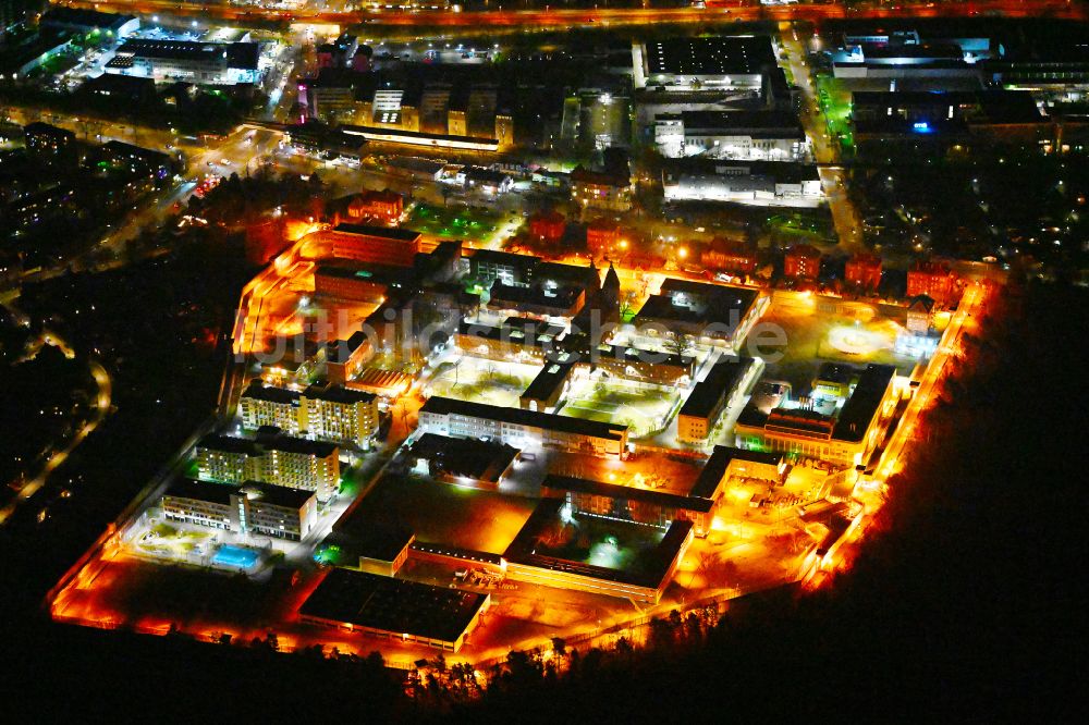 Nachtluftbild Berlin - Nachtluftbild Justizvollzugsanstalt JVA Tegel im Ortsteil Reinickendorf in Berlin, Deutschland