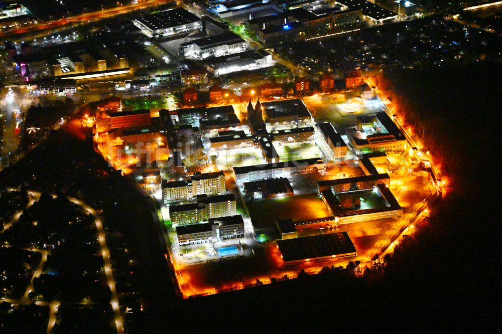 Berlin bei Nacht von oben - Nachtluftbild Justizvollzugsanstalt JVA Tegel im Ortsteil Reinickendorf in Berlin, Deutschland