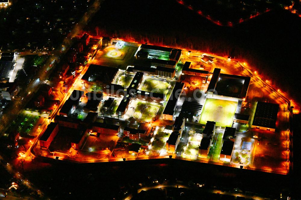 Nacht-Luftaufnahme Berlin - Nachtluftbild Justizvollzugsanstalt JVA Tegel im Ortsteil Reinickendorf in Berlin, Deutschland