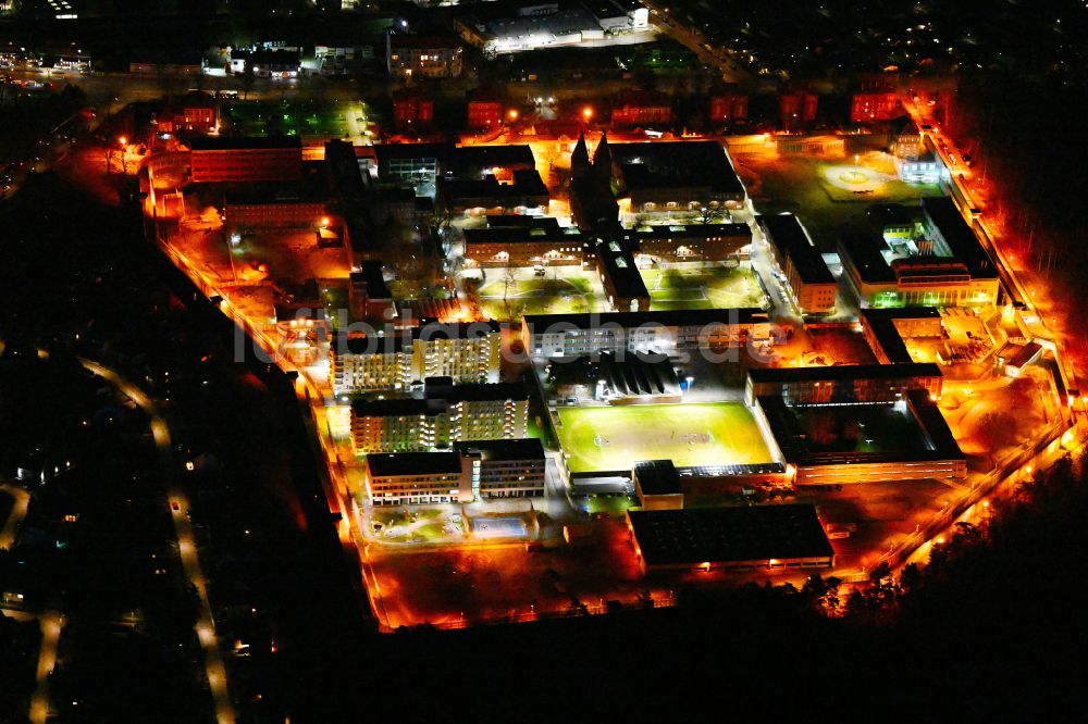 Berlin bei Nacht aus der Vogelperspektive: Nachtluftbild Justizvollzugsanstalt JVA Tegel im Ortsteil Reinickendorf in Berlin, Deutschland