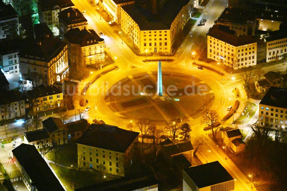 Nacht-Luftaufnahme München - Nachtluftbild Karolinenplatz mit Obelisken in München Maxvorstadt im Bundesland Bayern