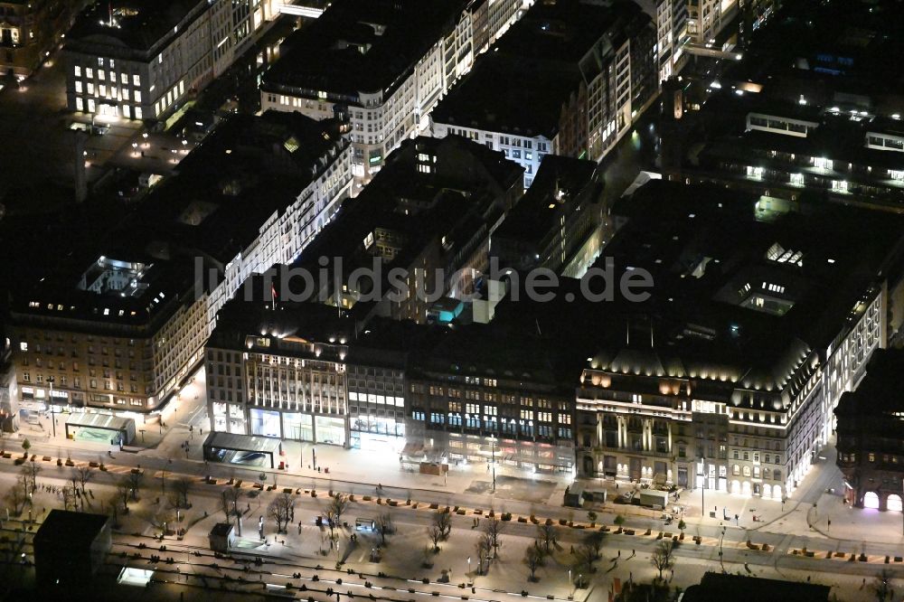 Hamburg bei Nacht von oben - Nachtluftbild Kaufhaus Alsterhaus am Jungfernstieg in Hamburg, Deutschland