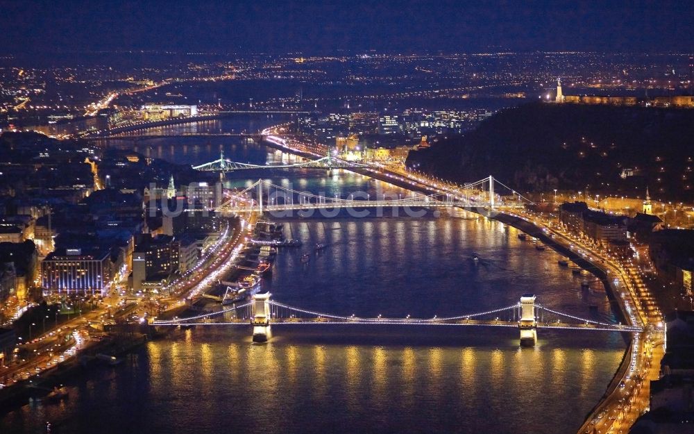 Nacht-Luftaufnahme Budapest - Nachtluftbild Kettenbrücke Széchenyi Lánchíd über dem Flußverlauf der Donau in Budapest in Ungarn