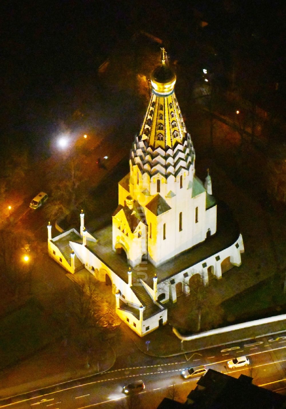 Leipzig bei Nacht von oben - Nachtluftbild Kirchengebäude der St.-Alexi- Gedächtniskirche zur Russischen Ehre in Leipzig