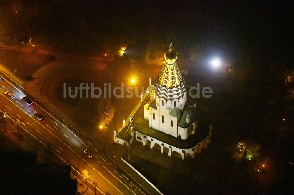 Leipzig bei Nacht aus der Vogelperspektive: Nachtluftbild Kirchengebäude der St.-Alexi- Gedächtniskirche zur Russischen Ehre in Leipzig