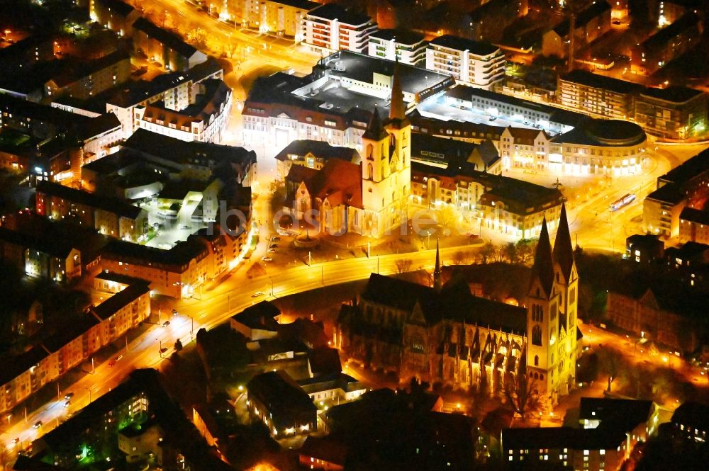Halberstadt bei Nacht aus der Vogelperspektive: Nachtluftbild Kirchengebäude des Dom und Domschatz in Halberstadt im Bundesland Sachsen-Anhalt, Deutschland