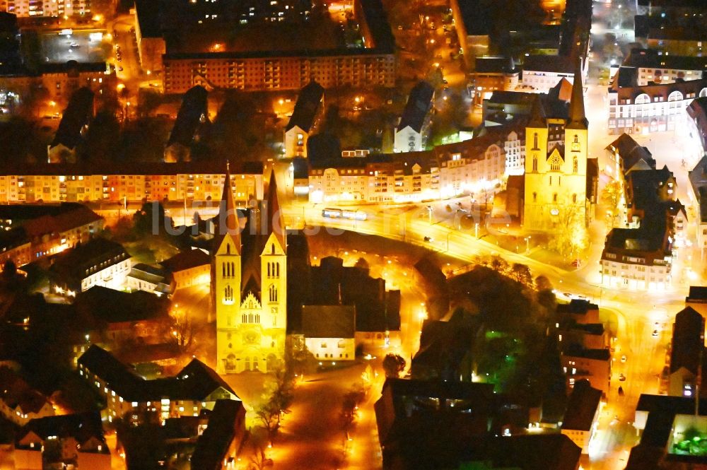 Halberstadt bei Nacht von oben - Nachtluftbild Kirchengebäude des Dom und Domschatz in Halberstadt im Bundesland Sachsen-Anhalt, Deutschland