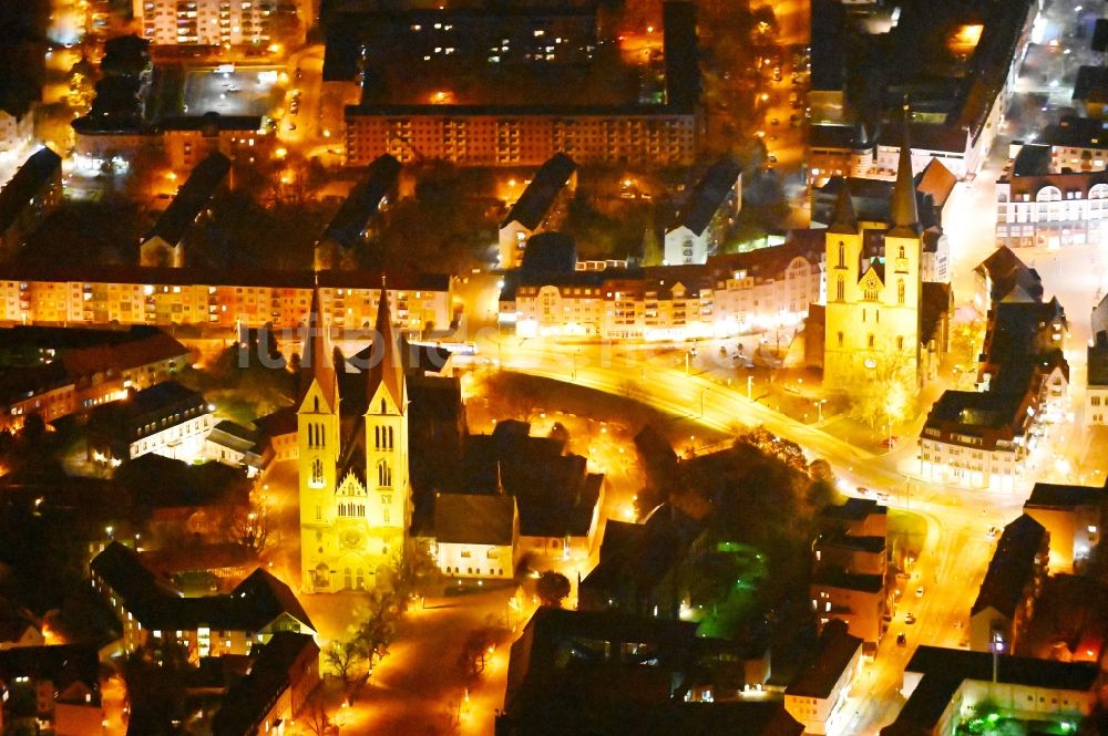 Halberstadt bei Nacht aus der Vogelperspektive: Nachtluftbild Kirchengebäude des Dom und Domschatz in Halberstadt im Bundesland Sachsen-Anhalt, Deutschland
