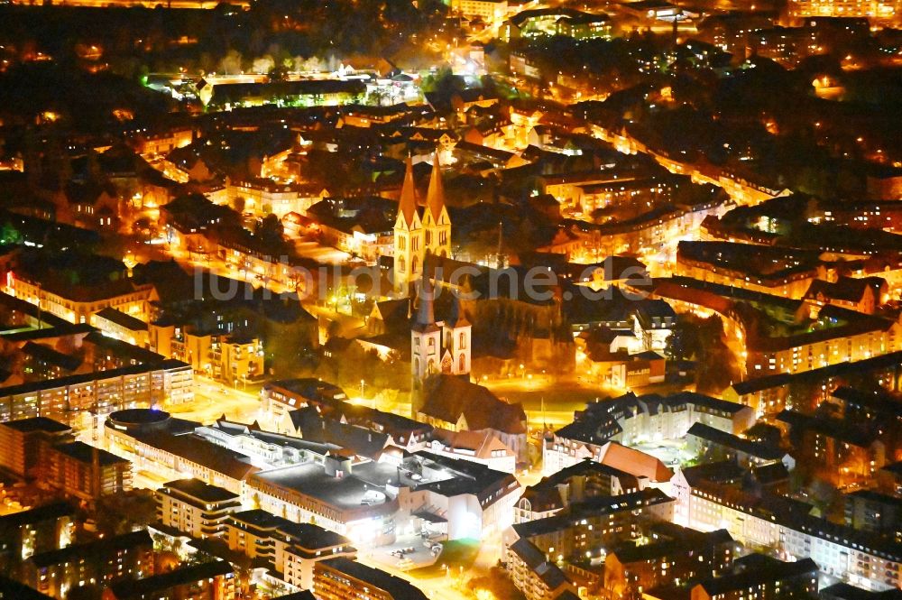 Nacht-Luftaufnahme Halberstadt - Nachtluftbild Kirchengebäude des Dom und Domschatz in Halberstadt im Bundesland Sachsen-Anhalt, Deutschland
