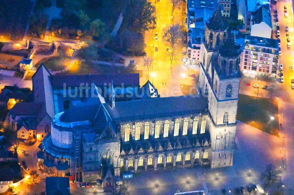 Nacht-Luftaufnahme Magdeburg - Nachtluftbild Kirchengebäude Dom zu Magdeburg im Ortsteil Altstadt in Magdeburg im Bundesland Sachsen-Anhalt