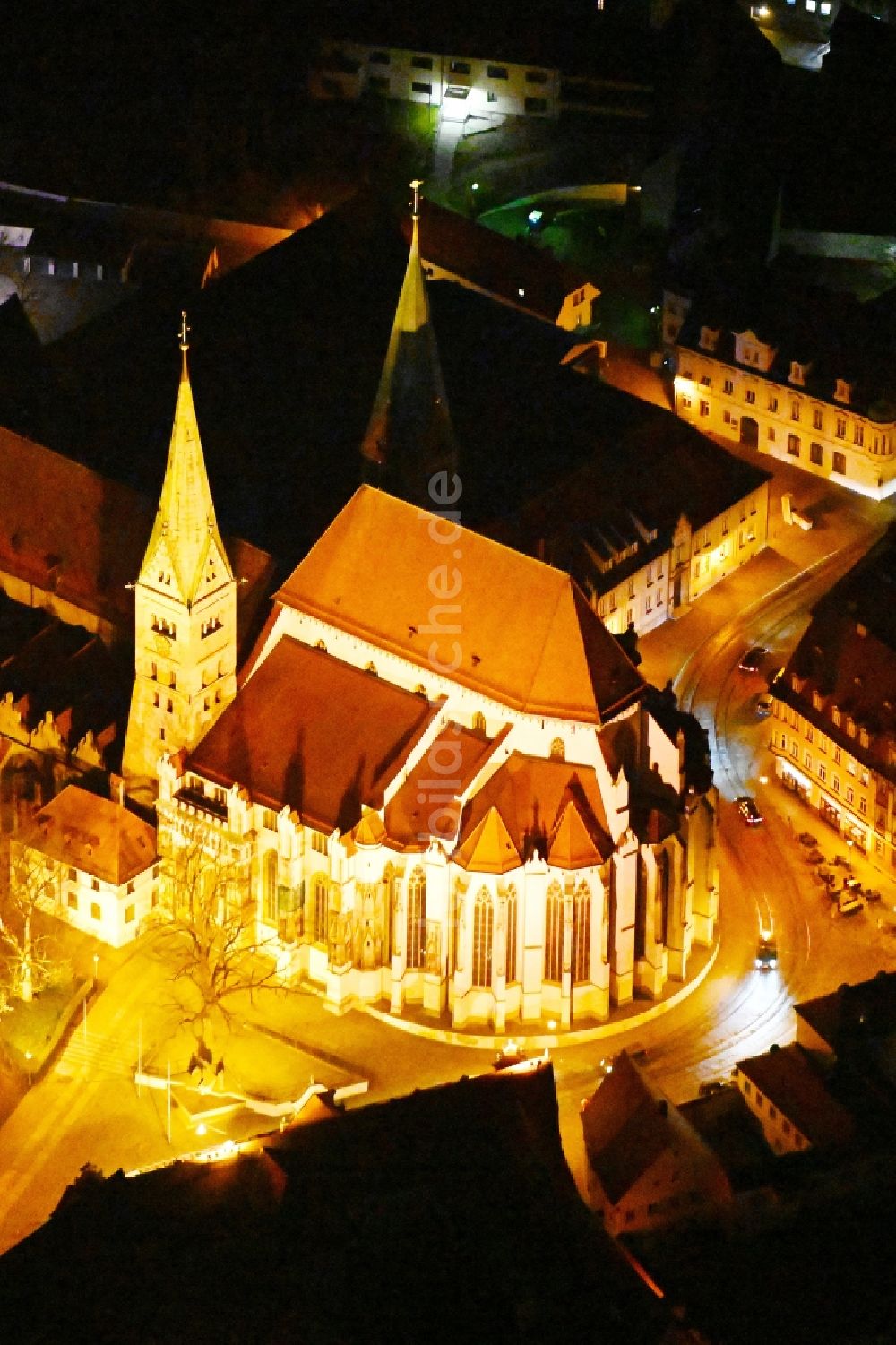 Augsburg bei Nacht aus der Vogelperspektive: Nachtluftbild Kirchengebäude des Domes in der Altstadt in Augsburg im Bundesland Bayern, Deutschland