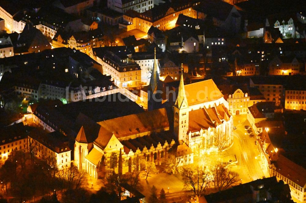 Augsburg bei Nacht von oben - Nachtluftbild Kirchengebäude des Domes in der Altstadt in Augsburg im Bundesland Bayern, Deutschland