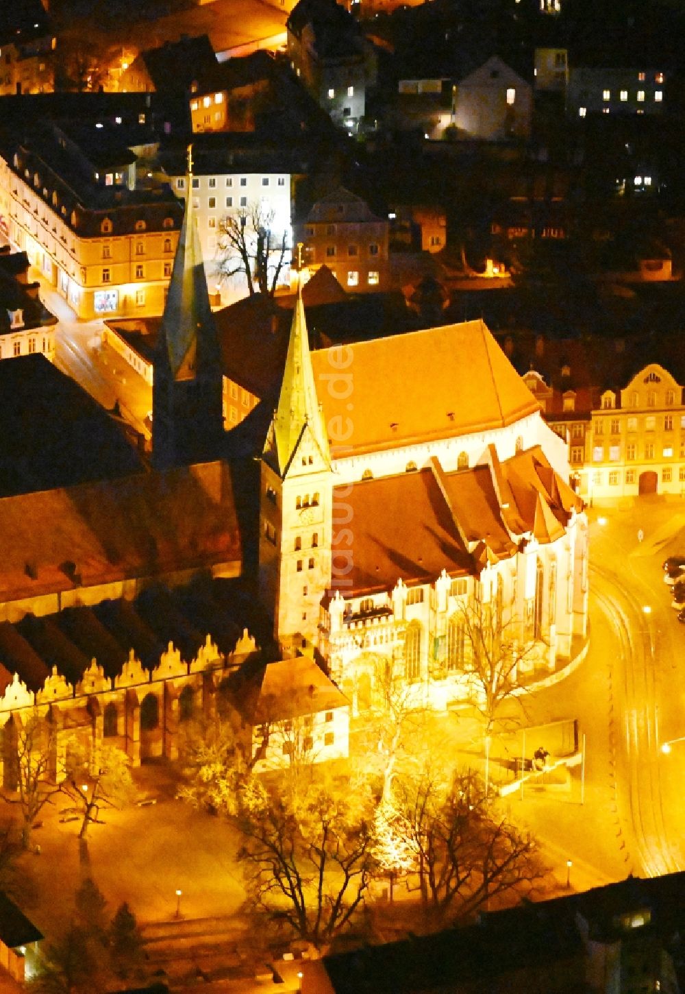 Nachtluftbild Augsburg - Nachtluftbild Kirchengebäude des Domes in der Altstadt in Augsburg im Bundesland Bayern, Deutschland