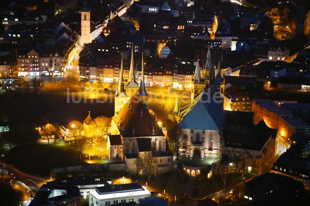 Erfurt bei Nacht von oben - Nachtluftbild Kirchengebäude des Domes in der Altstadt in Erfurt im Bundesland Thüringen, Deutschland
