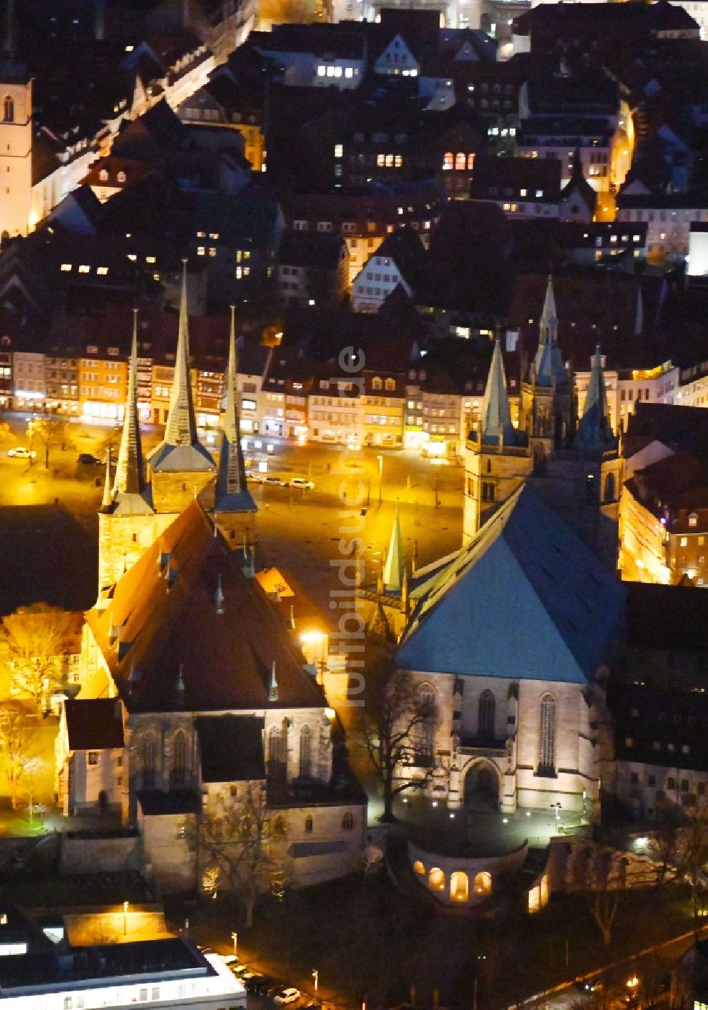 Nachtluftbild Erfurt - Nachtluftbild Kirchengebäude des Domes in der Altstadt in Erfurt im Bundesland Thüringen, Deutschland