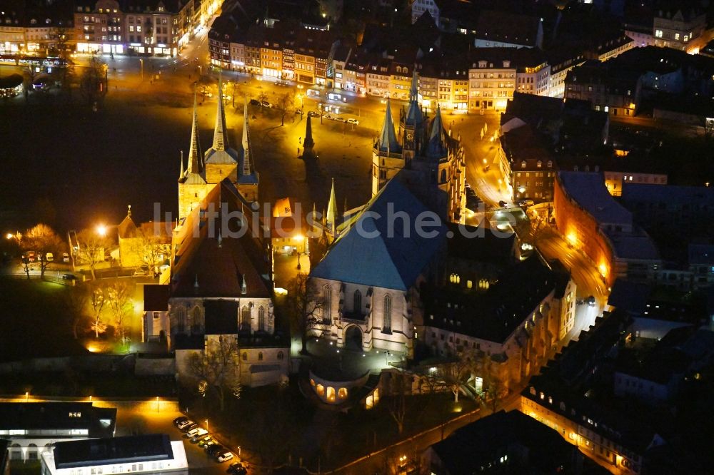Nachtluftbild Erfurt - Nachtluftbild Kirchengebäude des Domes in der Altstadt in Erfurt im Bundesland Thüringen, Deutschland