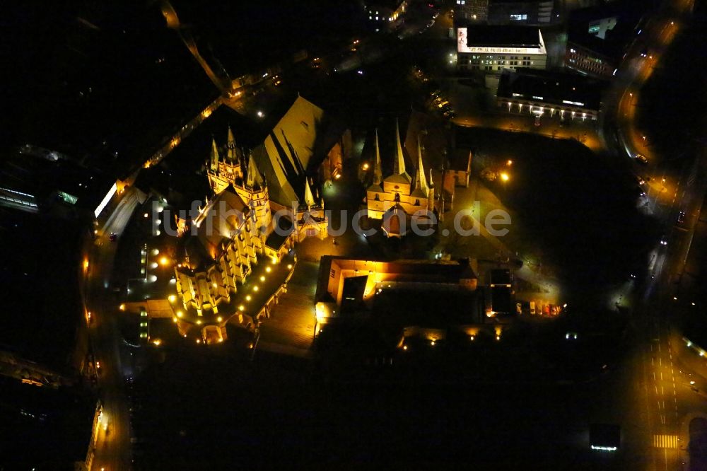 Erfurt bei Nacht aus der Vogelperspektive: Nachtluftbild Kirchengebäude des Domes in der Altstadt in Erfurt im Bundesland Thüringen, Deutschland