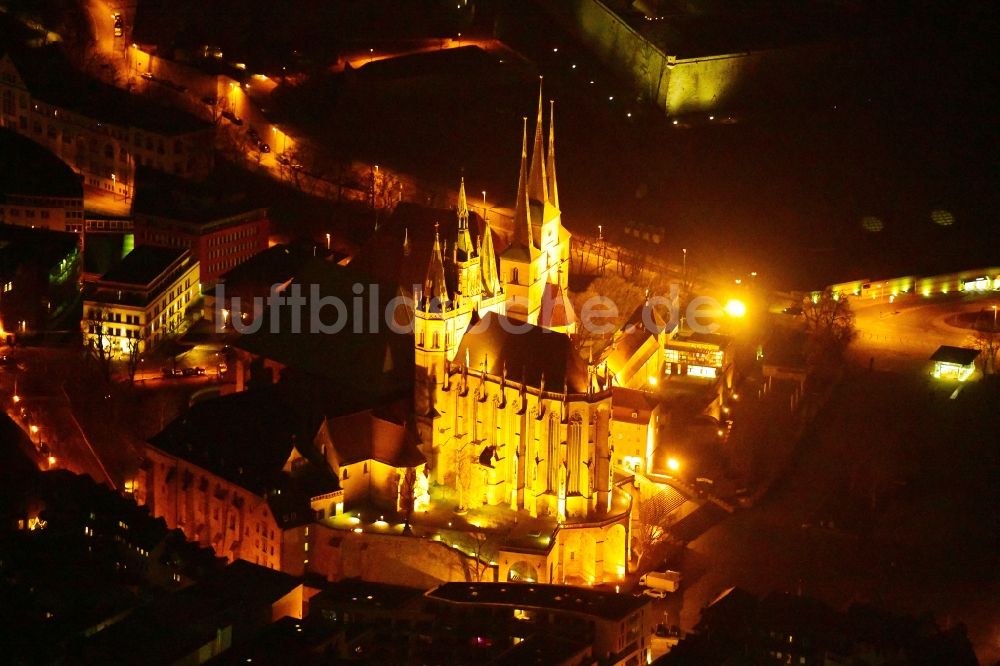 Erfurt bei Nacht von oben - Nachtluftbild Kirchengebäude des Domes in der Altstadt in Erfurt im Bundesland Thüringen, Deutschland