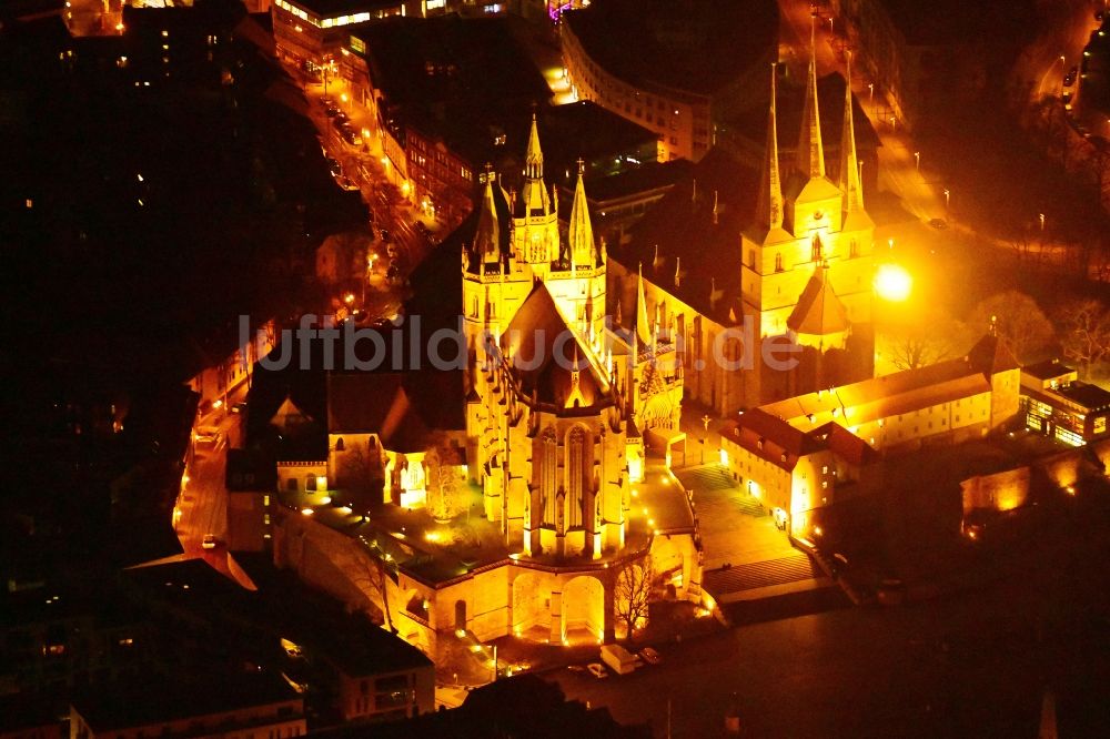 Nacht-Luftaufnahme Erfurt - Nachtluftbild Kirchengebäude des Domes in der Altstadt in Erfurt im Bundesland Thüringen, Deutschland