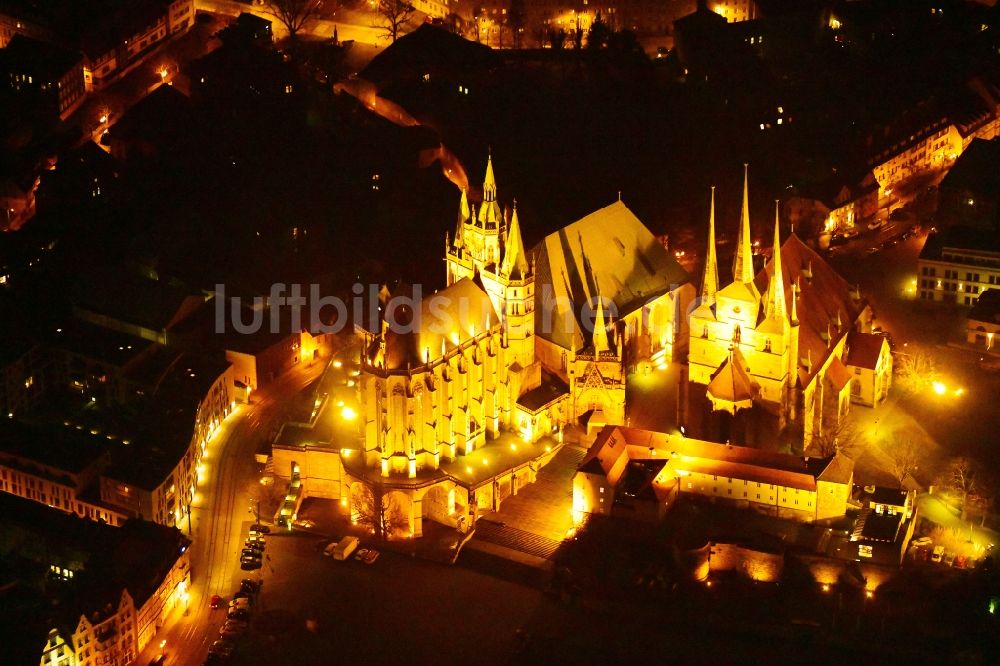 Erfurt bei Nacht aus der Vogelperspektive: Nachtluftbild Kirchengebäude des Domes in der Altstadt in Erfurt im Bundesland Thüringen, Deutschland