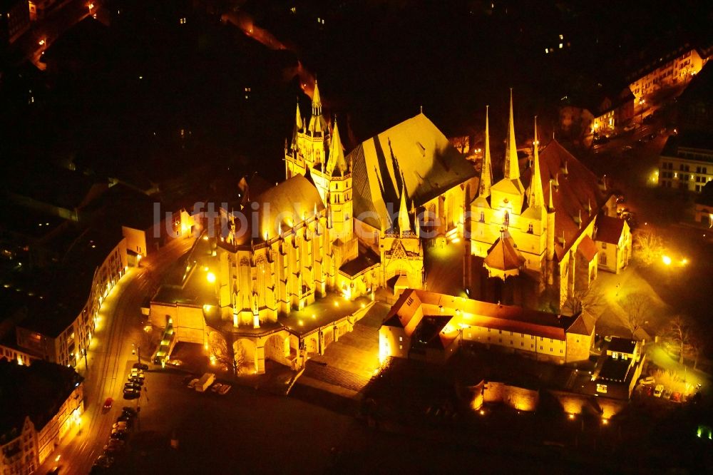 Nacht-Luftaufnahme Erfurt - Nachtluftbild Kirchengebäude des Domes in der Altstadt in Erfurt im Bundesland Thüringen, Deutschland